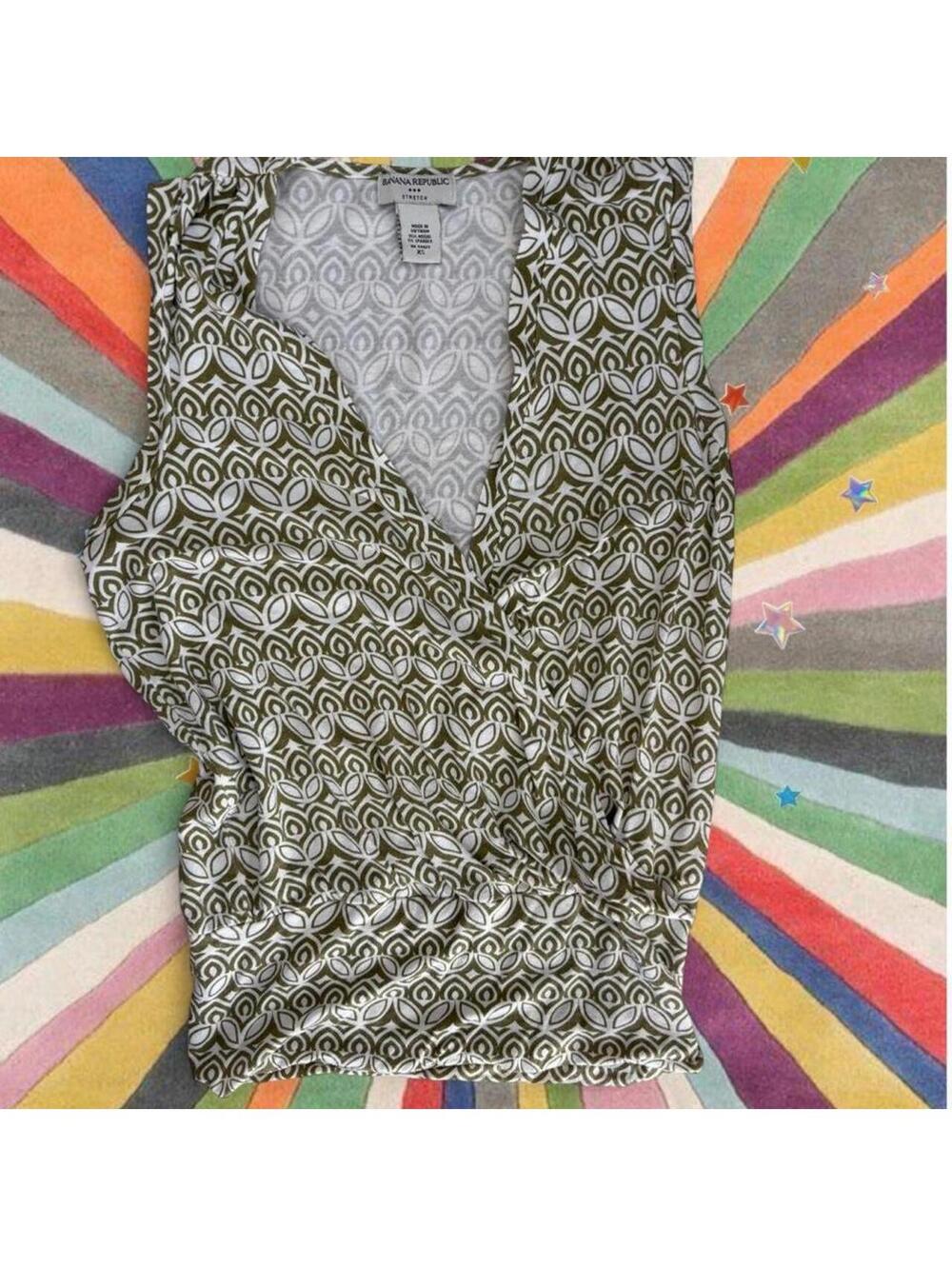 2000s Banana Republic Green & white patterned wrap top